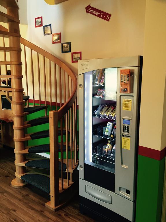 Hostel Backpackers - Self Check-in